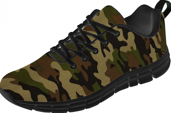Sepatu sneakers dengan pola camo atau militer